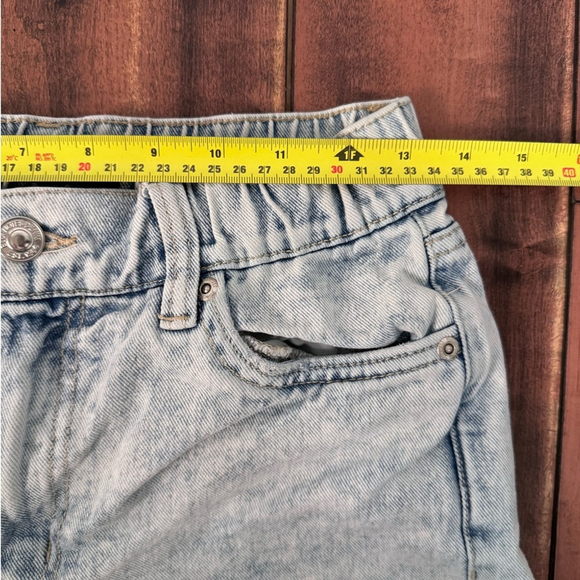 Bluenotes 90’s High Rise Mom Jeans - Light Wash Distressed - Size 2 - Picture 9 of 11